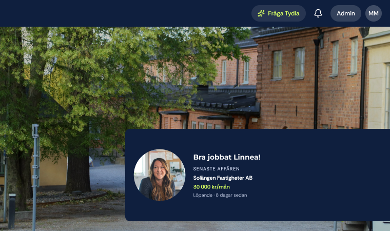 I bakgrunden ser man en bild på tegelhus och i förgrunden ser man ett grafiskt block från Tydla som visar senaste affären